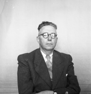 856534 Portret van J.P. Duvekot, leraar geschiedenis en Nederlands aan de Rijks Hogere Burgerschool (Rijks HBS, ...